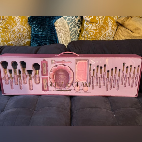 **ONLY 2 LEFT** GLITZ & GLAM LIMITED EDITION 30 Piece Essentials Collection - Picture 1 of 6